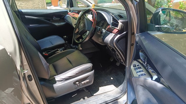 Second-hand 2017 Toyota Innova Crysta 2.4 G MT BSIV for sale in Bangalore-12