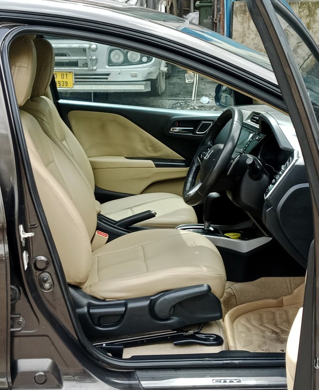 Second-hand 2018 Honda City i-VTEC CVT V for sale in Mumbai-11