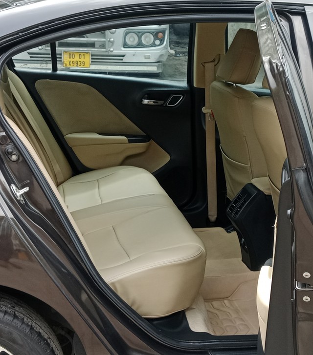 Second-hand 2018 Honda City i-VTEC CVT V for sale in Mumbai-12