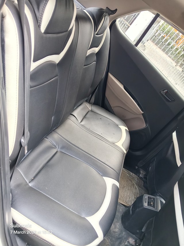 Second-hand 2015 Hyundai Grand i10 CRDi Magna for sale in Kolkata-12