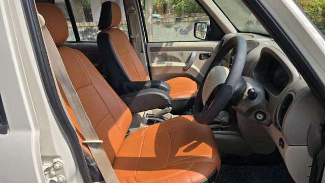 Second-hand 2014 Mahindra Scorpio VLX 2WD 7S BSIV for sale in Ahmedabad-8