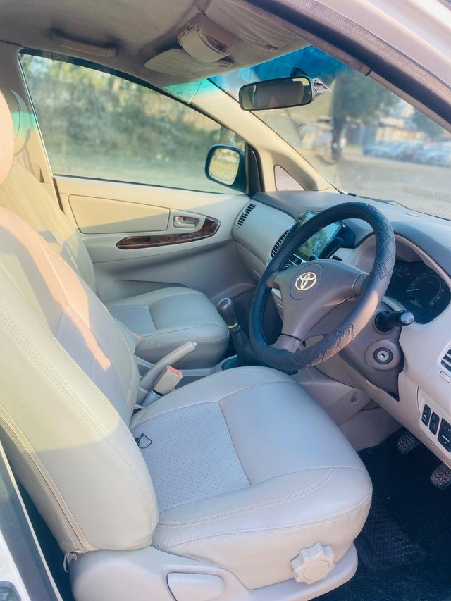 Second-hand 2009 Toyota Innova 2.5 E for sale in Ahmedabad-12