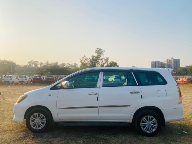 Second-hand 2009 Toyota Innova 2.5 E for sale in Ahmedabad-3