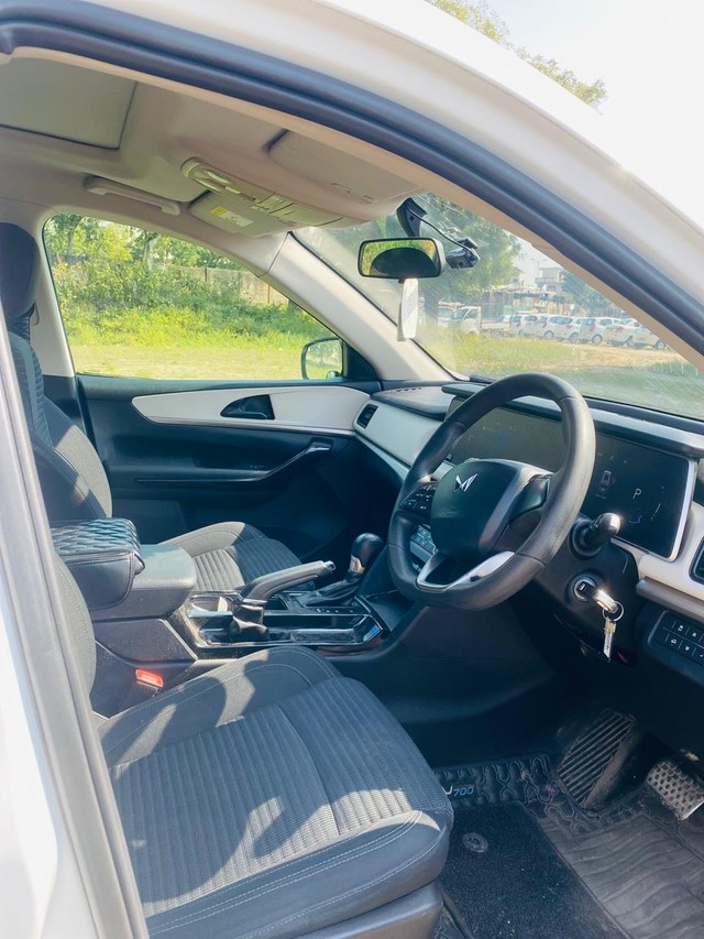 Second-hand 2022 Mahindra XUV700 AX5 AT BSVI for sale in Ahmedabad-13