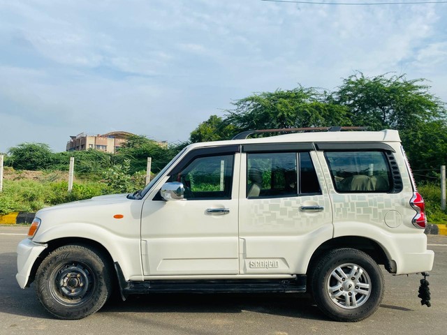 Second-hand 2014 Mahindra Scorpio VLX 2WD BSIII for sale in Ahmedabad-3