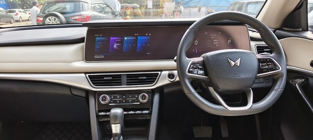 Second-hand 2023 Mahindra XUV700 AX7L 7Str Diesel AT for sale in Mumbai-11