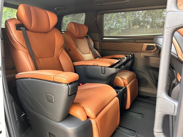 Second-hand 2024 Toyota Vellfire VIP Executive Lounge for sale in New Delhi-20