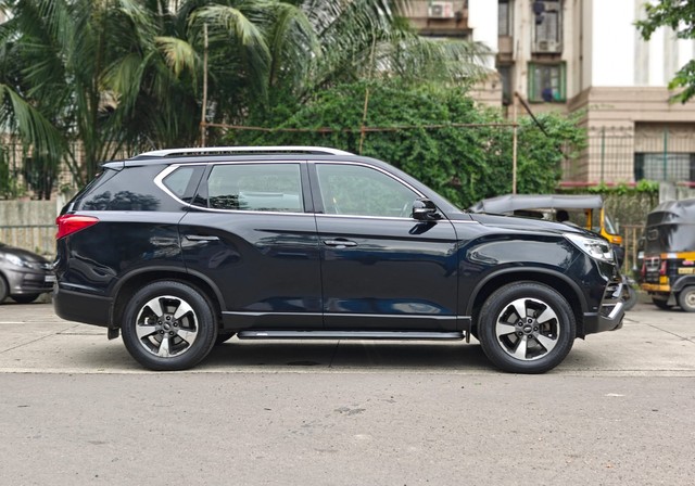 Second-hand 2021 Mahindra Alturas G4 4X2 AT for sale in Mumbai-1