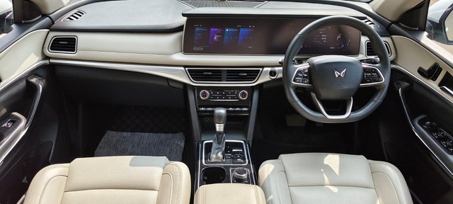 Second-hand 2023 Mahindra XUV700 AX7L 7Str Diesel AT for sale in Mumbai-9