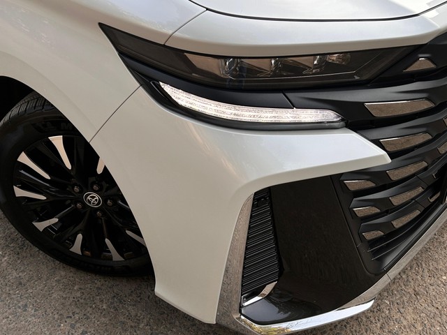 Second-hand 2024 Toyota Vellfire VIP Executive Lounge for sale in New Delhi-24