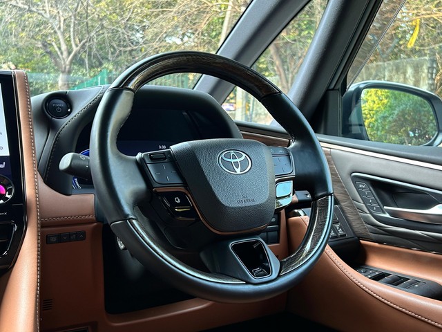 Second-hand 2024 Toyota Vellfire VIP Executive Lounge for sale in New Delhi-30