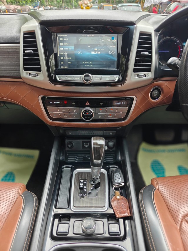 Second-hand 2021 Mahindra Alturas G4 4X2 AT for sale in Mumbai-9