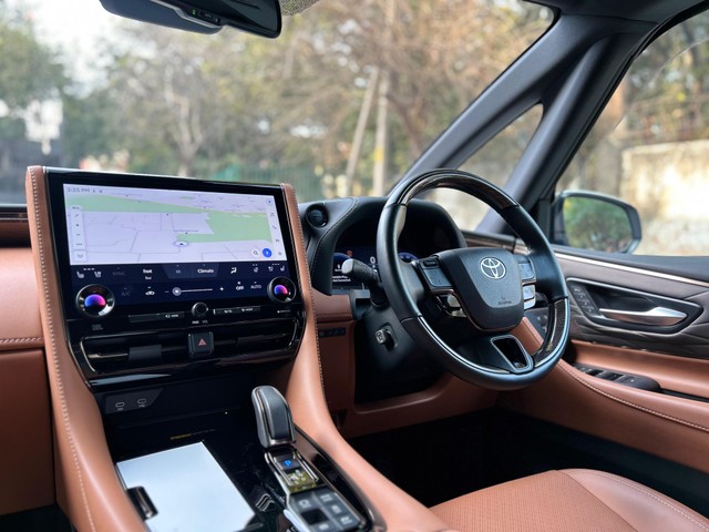 Second-hand 2024 Toyota Vellfire VIP Executive Lounge for sale in New Delhi-31