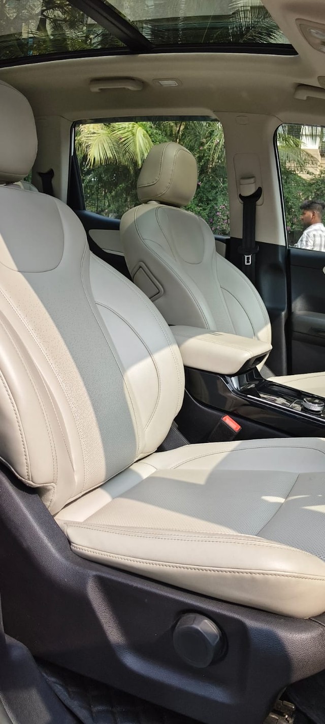 Second-hand 2023 Mahindra XUV700 AX7L 7Str Diesel AT for sale in Mumbai-5