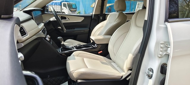 Second-hand 2023 Mahindra XUV700 AX7L 7Str Diesel AT for sale in Mumbai-16