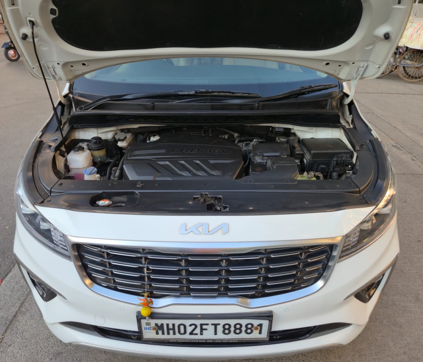Buy Used Kia Carnival Limousine of 2022 model @ 33,24,000 INR in Mumbai