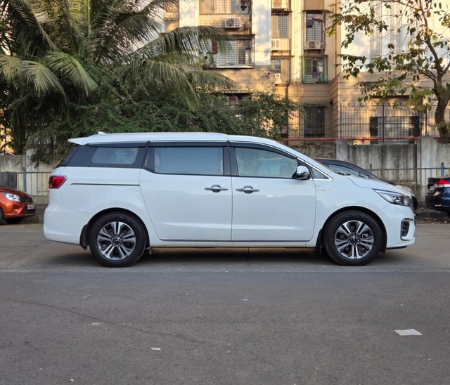 Second-hand 2022 Kia Carnival Limousine for sale in Mumbai-1