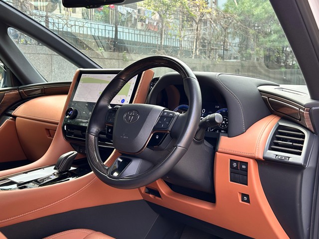 Second-hand 2024 Toyota Vellfire VIP Executive Lounge for sale in New Delhi-14