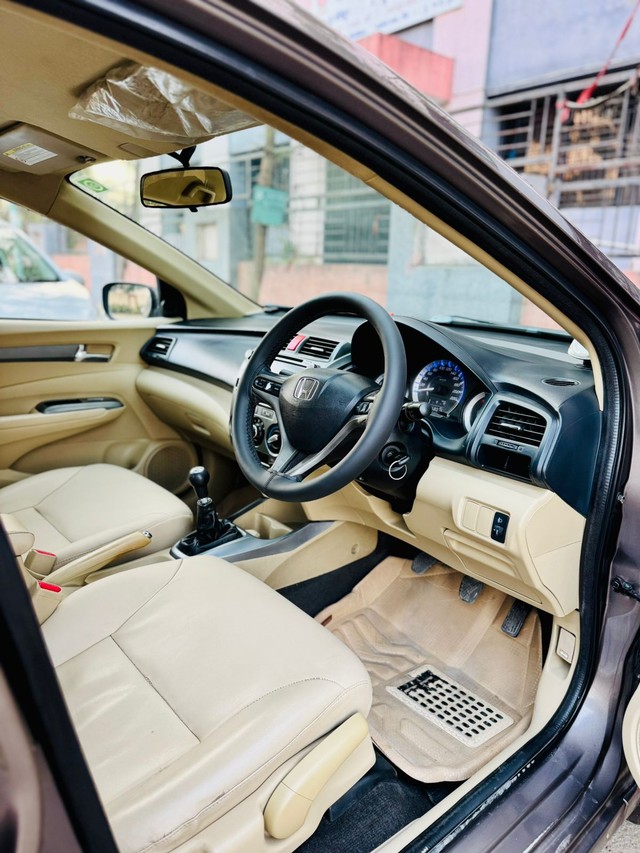 Second-hand 2013 Honda City V MT for sale in Surat-6