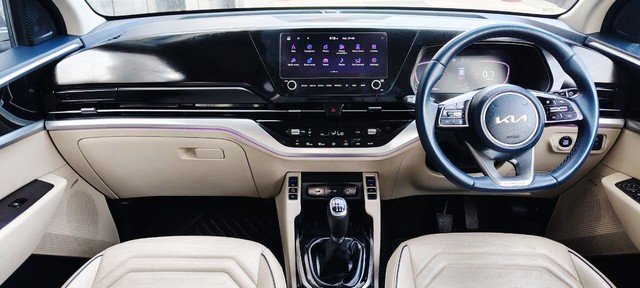 Second-hand 2023 Kia Carens Premium iMT for sale in New Delhi-9