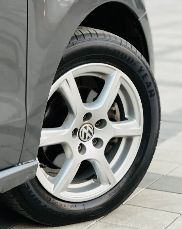 Second-hand 2013 Volkswagen Vento Petrol Highline for sale in Surat-6