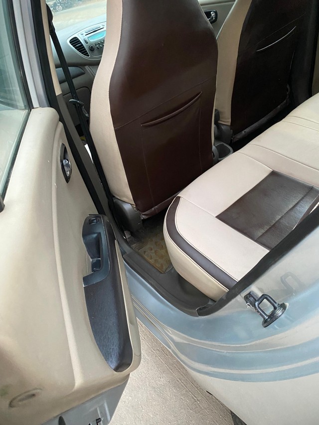 Second-hand 2012 Hyundai i10 Sportz AT for sale in Thane-11