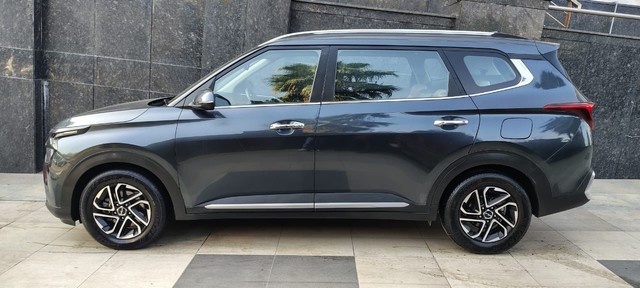 Second-hand 2023 Kia Carens Premium iMT for sale in New Delhi-3
