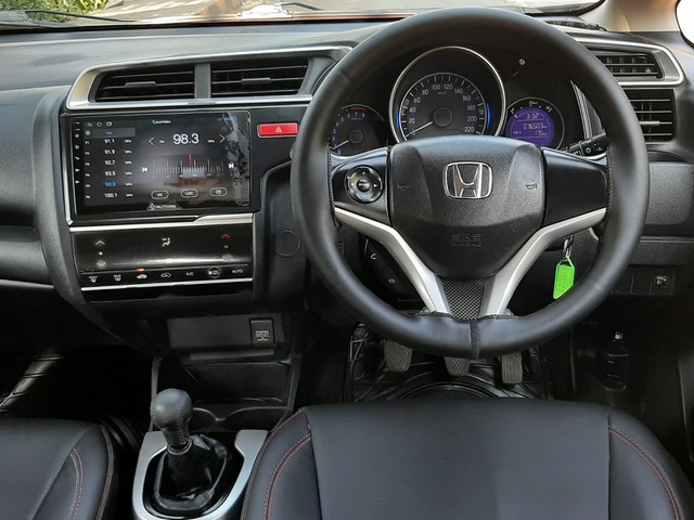 Second-hand 2015 Honda Jazz 1.2 VX i VTEC for sale in Mumbai-11