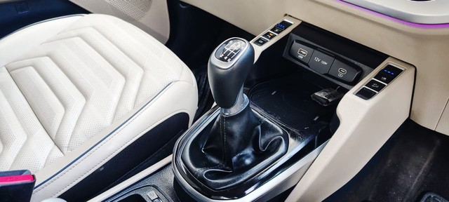 Second-hand 2023 Kia Carens Premium iMT for sale in New Delhi-5