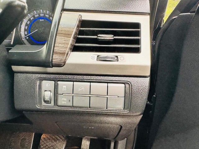 Second-hand 2022 Mahindra Alturas G4 4X2 AT for sale in New Delhi-18