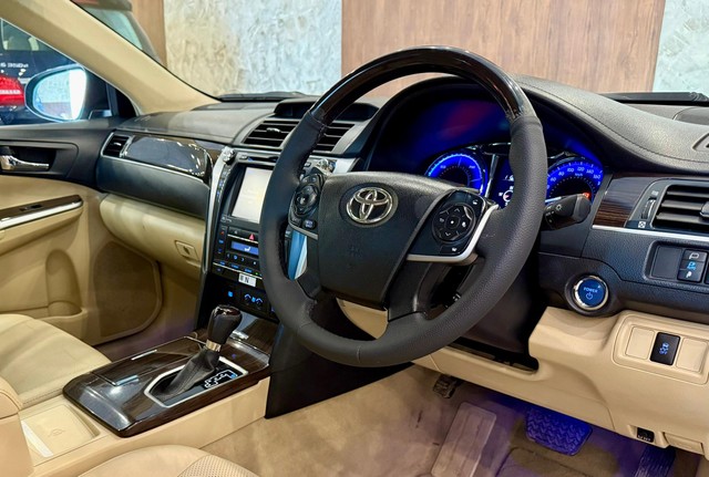 Second-hand 2017 Toyota Camry Hybrid for sale in New Delhi-12