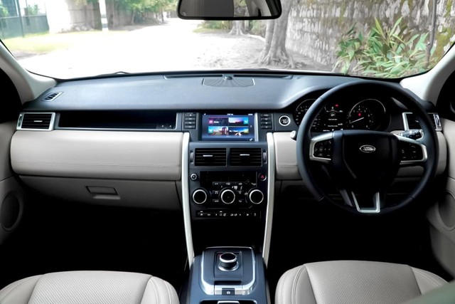 Second-hand 2017 Land Rover Discovery Sport Si4 HSE for sale in New Delhi-7