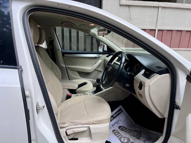 https://images10.gaadi.com/usedcar_image/B34FA69D-4DB6-4A5D-A871-7803AD8C247E/original/83ba5a9a-82ac-4324-9393-d4415658d765.jpg?imwidth=6402