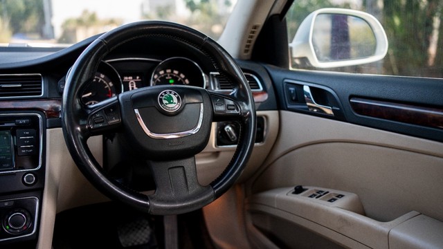 Second-hand 2014 Skoda Superb Elegance 1.8 TSI AT for sale in New Delhi-9