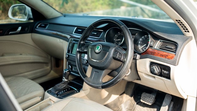 Second-hand 2014 Skoda Superb Elegance 1.8 TSI AT for sale in New Delhi-10