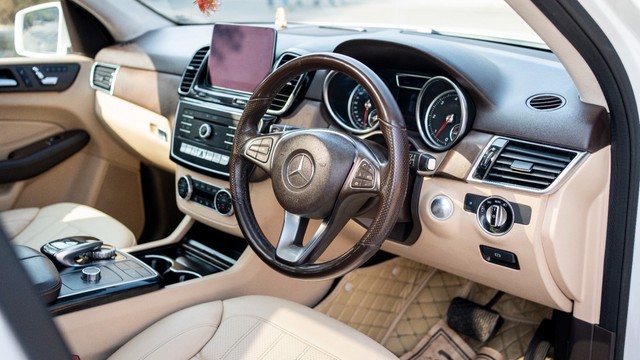 Second-hand 2019 Mercedes-Benz GLE 350d for sale in New Delhi-14