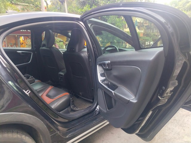 Second-hand 2018 Volvo S60 Cross Country D4 AWD BSIV for sale in Kolkata-11