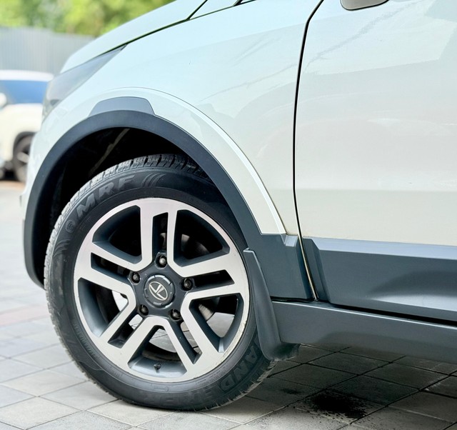 Second-hand 2017 Tata Hexa XTA for sale in Surat-6