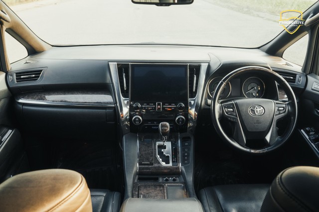 Second-hand 2022 Toyota Vellfire Executive Lounge BSVI for sale in New Delhi-4