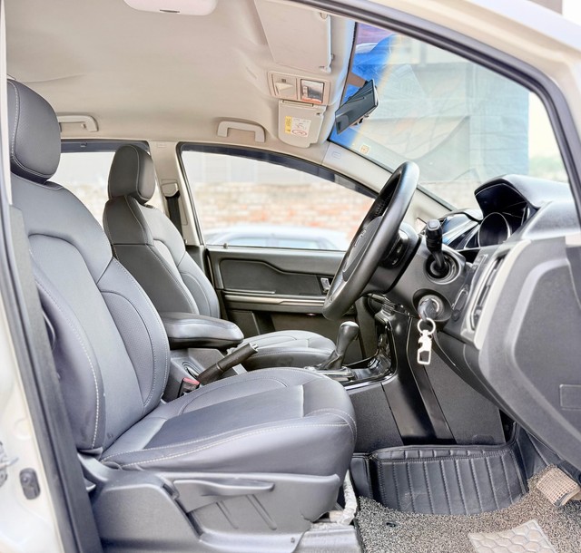 Second-hand 2017 Tata Hexa XTA for sale in Surat-18