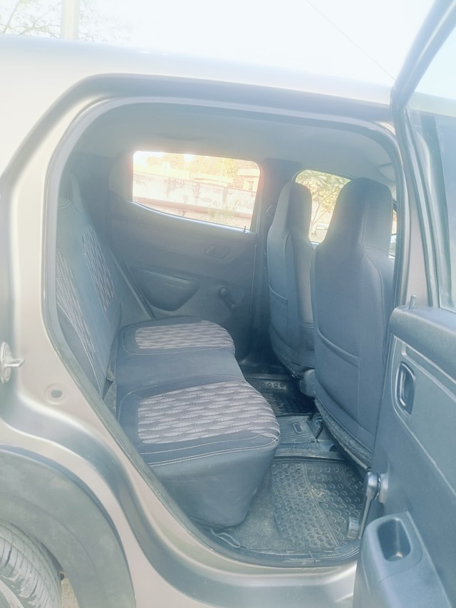 Second-hand 2017 Renault KWID 1.0 RXT for sale in Noida-17