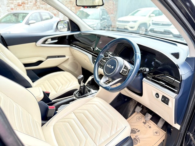 Second-hand 2022 Kia Carens Luxury Plus Diesel AT 6 STR BSVI for sale in Surat-9