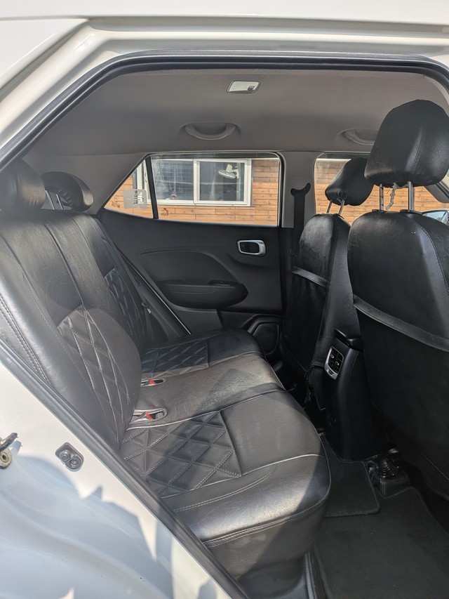 Second-hand 2022 Hyundai Venue S Plus for sale in Surat-9