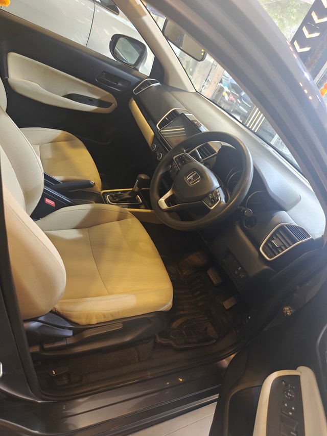 Second-hand 2022 Honda City V CVT for sale in New Delhi-6