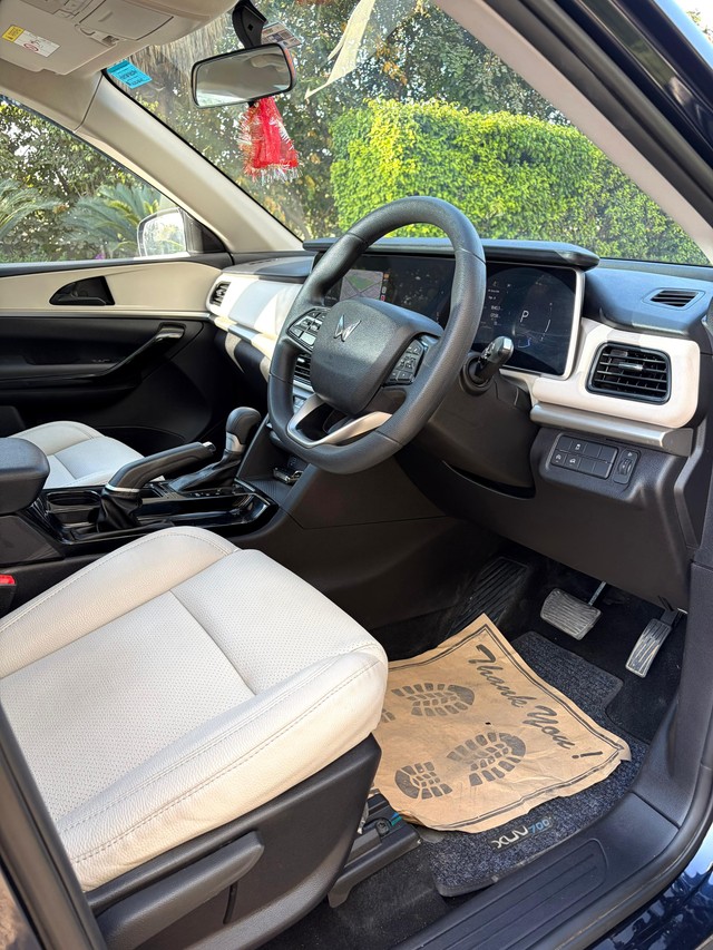 Second-hand 2024 Mahindra XUV700 AX5 5Str AT for sale in New Delhi-5