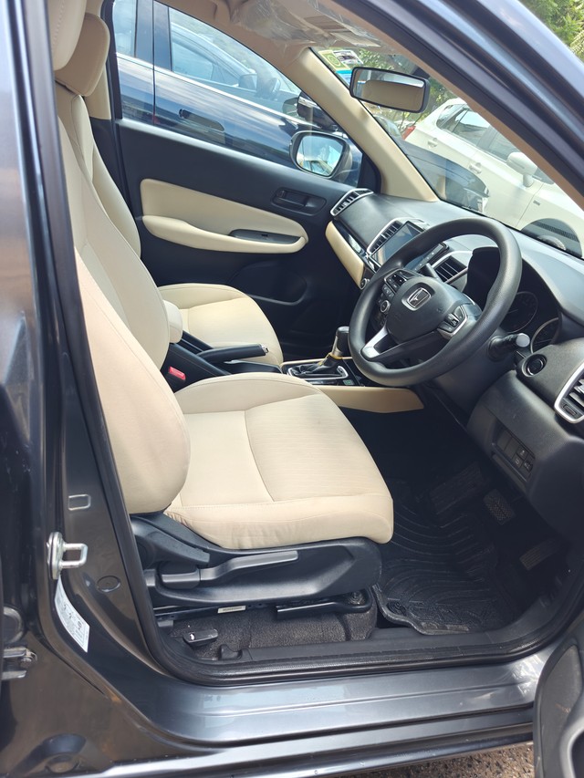 Second-hand 2022 Honda City V CVT for sale in New Delhi-9