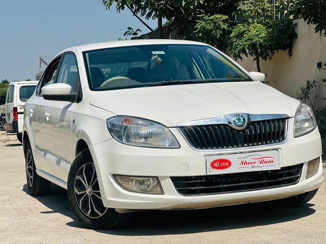 Skoda Rapid 1.6 TDI एलिगेंस Second-hand 2012 Skoda Rapid 1.6 TDI एलिगेंस for sale in Ahmedabad