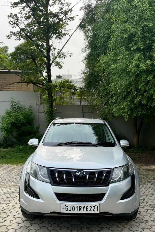 Mahindra XUV500 आर W10 FWD Second-hand 2017 Mahindra XUV500 आर W10 FWD for sale in Ahmedabad