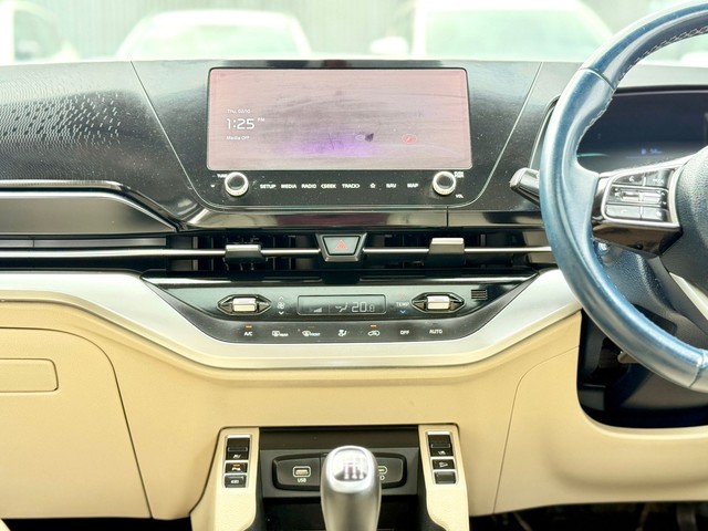 Second-hand 2022 Kia Carens Luxury Plus Diesel AT 6 STR BSVI for sale in Surat-3