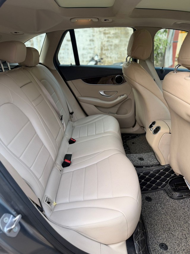 Second-hand 2019 Mercedes-Benz GLC 220d 4MATIC for sale in Mumbai-12